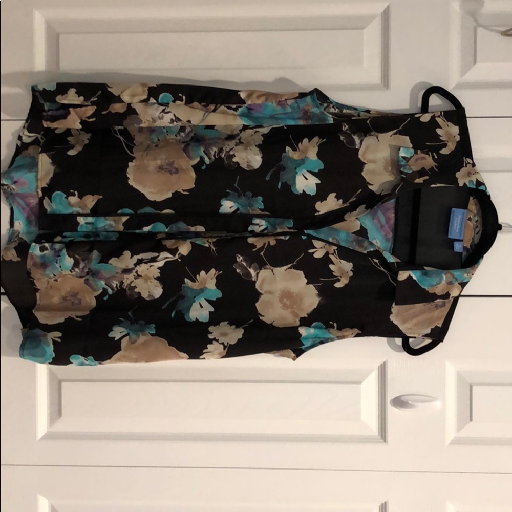 Simple Vera Vera Wang sleeveless blouse